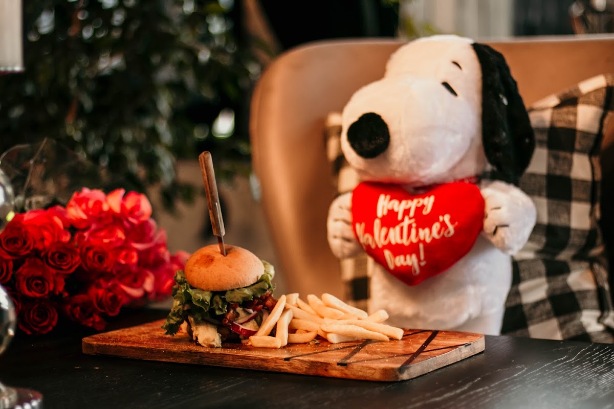 Chandelier Lounge Cuisine